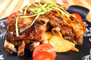 Patates ve otlu kızarmış domuz kaburgası..