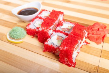 California usulü, kırmızı uçan balık havyarlı, wassabi ve zencefilli.