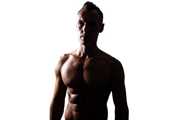 Atletico, abbronzato uomo con un torso nudo, guardando nella cornice . — Foto Stock