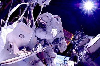 Uzay istasyonundaki astronot tamirat ile meşgul. Bu görüntünün elementleri Nasa tarafından döşendi.