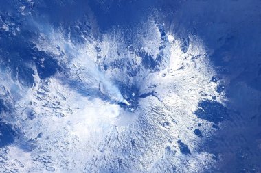 Volkan patlar, uzaydan görüş. Bu görüntünün elementleri Nasa tarafından döşendi.