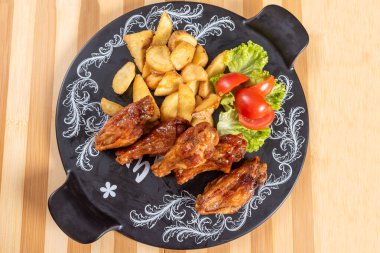 Tatlı ve ekşi soslu tavuk kanadı..