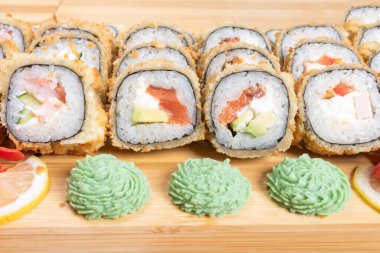 Çeşitli dolgularla birlikte bir dizi fırında ekmek. Zencefil ve wasabi ile yakınlaş..