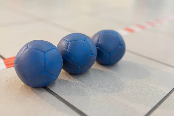 Boccia ballen, blauw, op de veldlijn. — Stockfoto