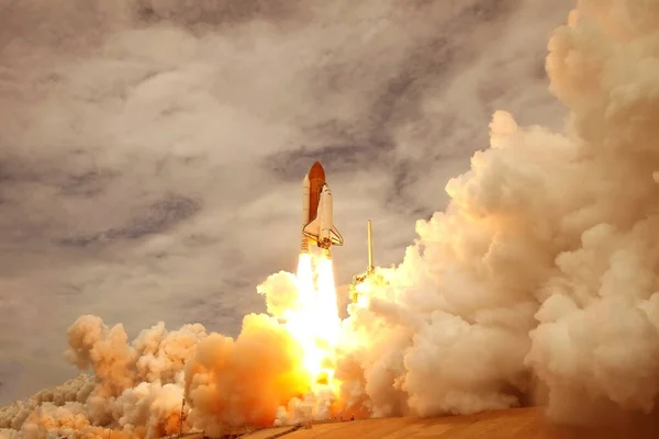 De lancering van de spaceshuttle, met rook en vuur. Elementen van deze afbeelding werden geleverd door Nasa. — Stockfoto