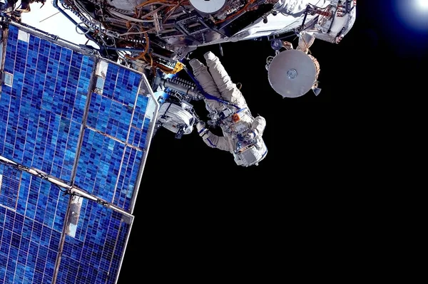L'astronauta alla stazione spaziale è impegnato in riparazioni. Elementi di questa immagine sono stati forniti dalla NASA . — Foto Stock