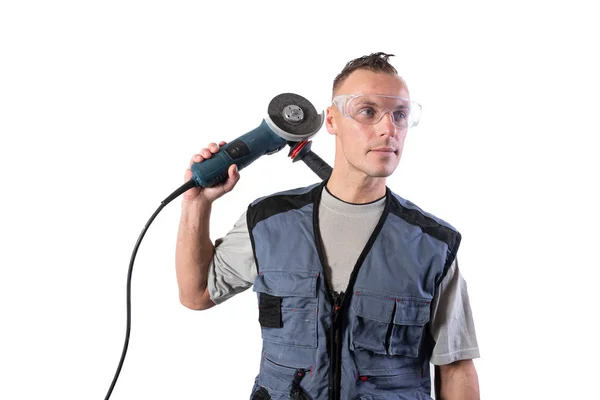 Construtor em óculos de segurança com moedor de ângulo em seu ombro . — Fotografia de Stock