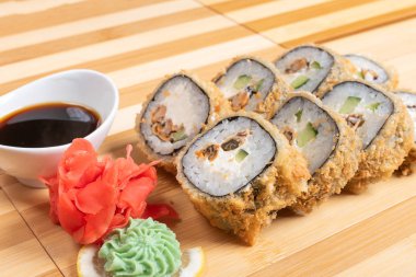 Fırında rulo ekmek. Çeşitli dolgularla. Zencefil ve wasabi ile. Yakın plan.