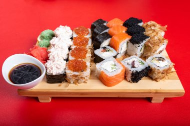 Somon, kırmızı havyar ve uçan balıklı rulo. Krillerle.