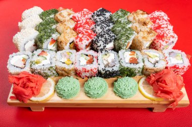 Farklı dolguları olan büyük bir rulo. Yakın plan..