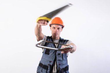 Kask testereli bir miğfer ustası. Hafif bir arkaplanda.