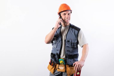 İnşaatçı cep telefonuyla konuşuyor..