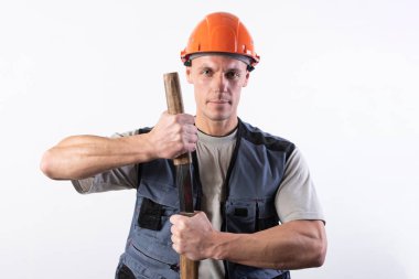 Omzunda büyük bir kılıç olan bir inşaatçı. Kask takan ve iş kıyafeti giyen bir tamirci..