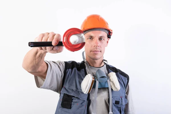 Construtor com selante. Em roupas de trabalho e chapéu duro. Em um fundo cinza claro . — Fotografia de Stock