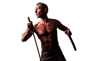 Japon kılıcıyla kanla saldıran atletik bir adam. Beyaz bir arkaplanda izole edilmiş.