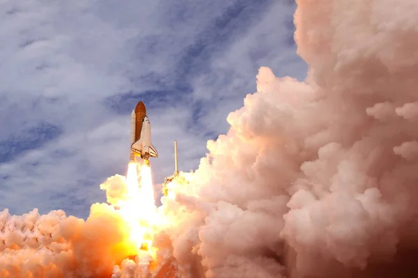 Az űrsikló kilövése az űrbe, füsttel és tűzzel. Ennek a képnek az elemeit Nasa készítette. — Stock Fotó