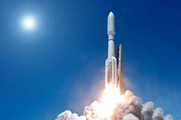 Mavi gökyüzü ve güneşin arka planında uzay roketini kaldırın. Bu görüntünün elementleri Nasa tarafından döşendi
