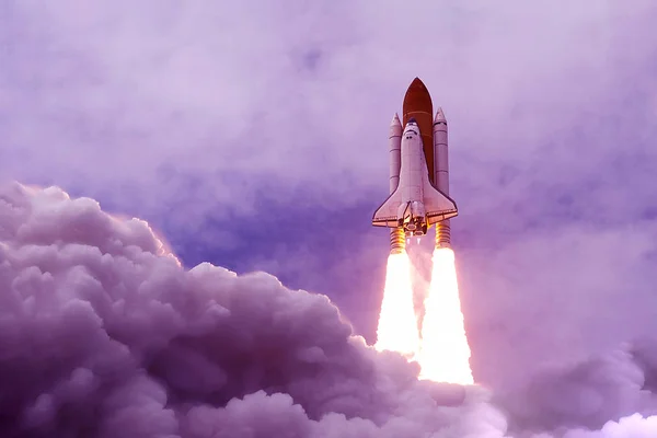 De lancering van de spaceshuttle in een ongewone, paarse kleur. Elementen van deze afbeelding werden geleverd door Nasa — Stockfoto
