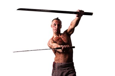 Elinde iki katana olan bir adam, düşmanın kanında. Grevler. Beyaz bir arkaplanda izole edilmiş.