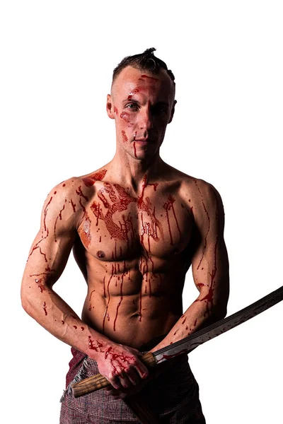Un uomo a torso nudo, nel sangue del nemico. Con una spada in mano. Isolato su sfondo bianco . — Foto Stock