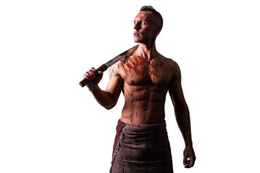 Omzunda kılıç olan atletik bir adam. Düşmanın kanında. Bloklar yıkılıyor. Beyaz bir arkaplanda izole edilmiş.