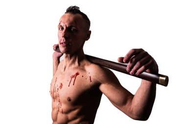 Çıplak gövdesi ve kanı olan yakışıklı bir adam. Omzunda büyük bir kılıçla. Beyaz bir arkaplanda izole edilmiş.