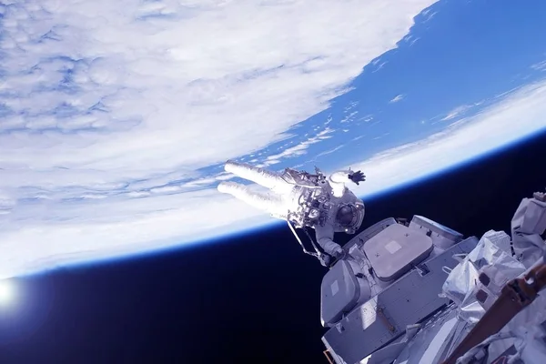 Αστροναύτης στο διαστημικό σταθμό ασχολείται με επισκευές. Στοιχεία αυτής της εικόνας παρασχέθηκαν από τη Nasa. — Φωτογραφία Αρχείου