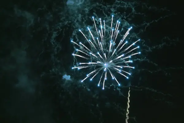 Türkis, großes Feuerwerk über der Stadt. — Stockfoto