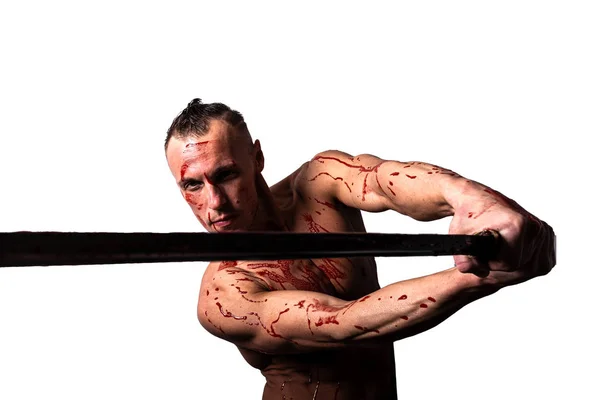 Un hombre con un torso desnudo, en la sangre del enemigo. Quiere atacar. Aislado sobre un fondo blanco . —  Fotos de Stock