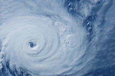 Kıyıya yakın uzaydan gelen tayfun. Bu görüntünün elementleri Nasa tarafından döşendi.