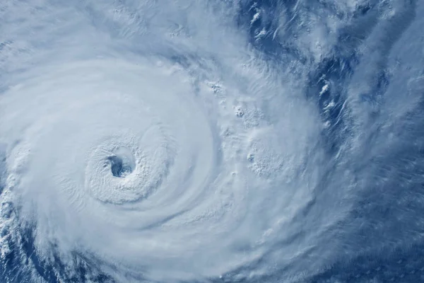 Tifón del espacio cerca de la costa. Elementos de esta imagen fueron proporcionados por la NASA . — Foto de Stock