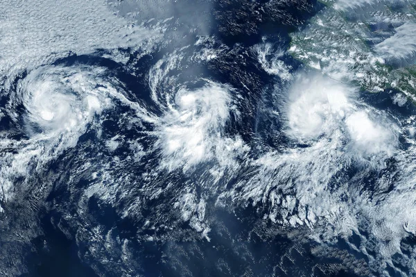 Tifón del espacio cerca de la costa. Elementos de esta imagen fueron proporcionados por la NASA . — Foto de Stock