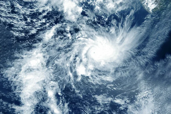 Тайфун з космосу біля узбережжя. Елементи цього боввана були зроблені Насою.. — стокове фото
