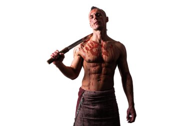 Omzunda kılıç olan atletik bir adam. Düşmanın kanında. Bloklar yıkılıyor. Beyaz bir arkaplanda izole edilmiş.