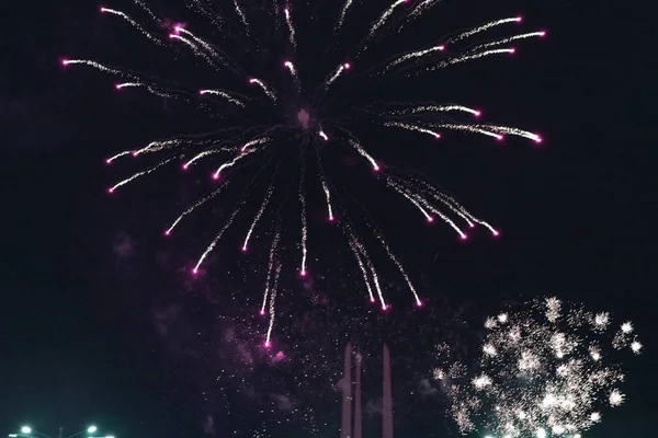 Ein Feuerwerk vor dunklem Himmel. — Stockfoto