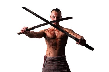 Elinde iki katana olan bir adam, düşmanın kanında. Bloklar yıkılıyor. Beyaz bir arkaplanda izole edilmiş.