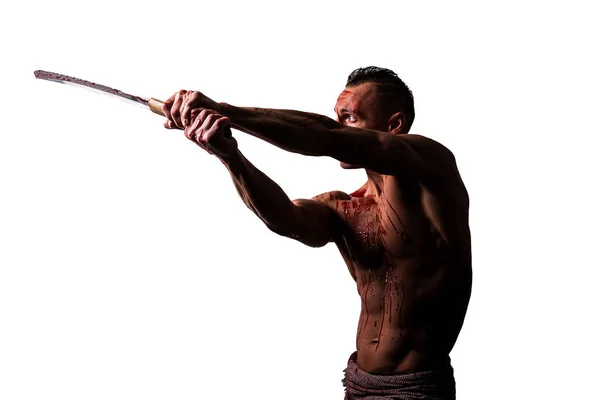 Ένας αθλητικός άνδρας, με αίμα, με ιαπωνικό σπαθί, χτυπάει. Απομονωμένα σε λευκό φόντο. — Φωτογραφία Αρχείου