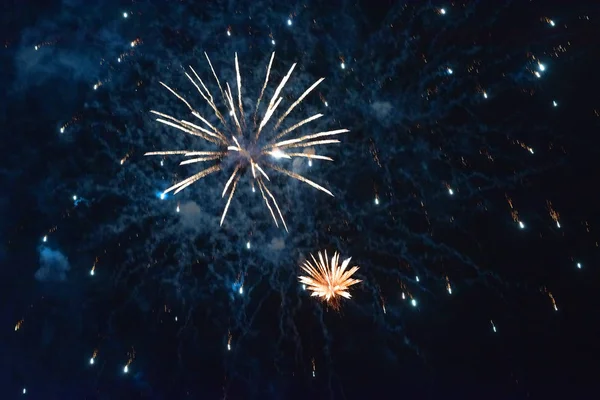 Lindos fogos de artifício azuis, com fumaça, no fundo do céu noturno . — Fotografia de Stock