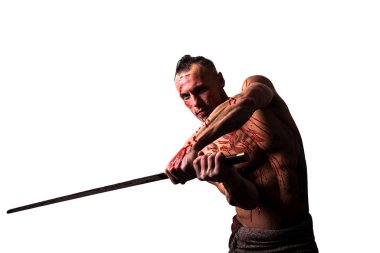 Düşmanın kanında, çıplak gövdeli bir adam. Grev yapmak istiyor. Beyaz bir arkaplanda izole edilmiş.