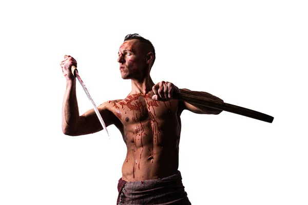 Un hombre atlético, con sangre, con una espada japonesa, ataca. Aislado sobre un fondo blanco . —  Fotos de Stock
