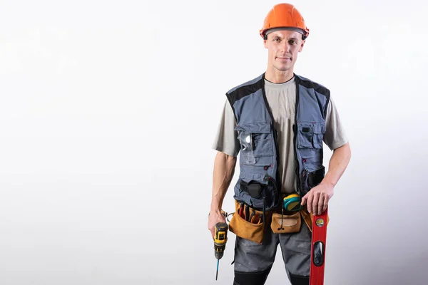 Constructor con brazos cruzados. En ropa de trabajo y sombrero duro . — Foto de Stock