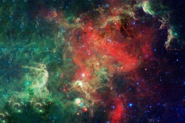 Parlak alanları ve yıldızları olan yeşil kozmik nebula. Bu görüntünün elementleri Nasa tarafından döşendi.