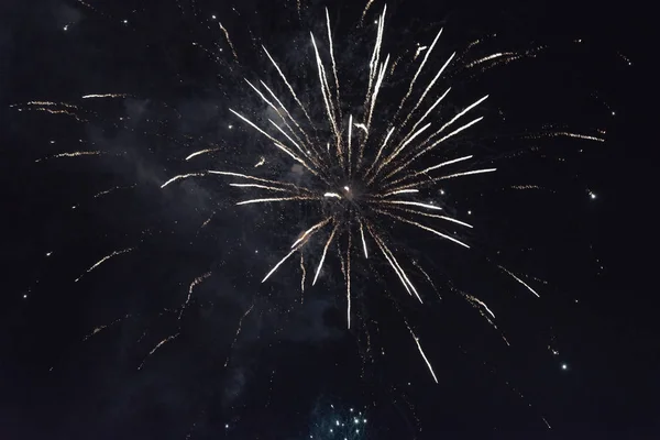 Explosion von Feuerwerk, Rauch und Licht. — Stockfoto