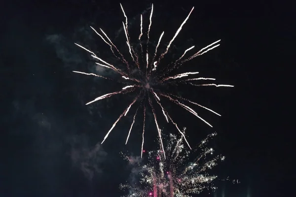 Einfaches weißes Feuerwerk gegen den dunklen Himmel. — Stockfoto