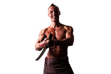 Katanalı bir adam, kanla, gülümsüyor. Beyaz bir arkaplanda izole edilmiş.