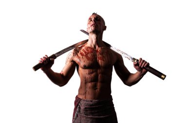Elinde iki katana olan bir adam, düşmanın kanında. Beyaz bir arkaplanda izole edilmiş.