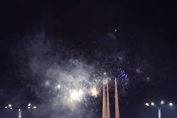 Kleine Explosionen von Feuerwerkskörpern an Feiertagen in der Stadt. — Stockfoto