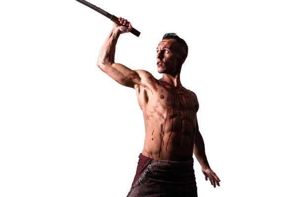 Un uomo atletico, nel sangue, con una spada giapponese, colpisce. Isolato su sfondo bianco . — Foto Stock