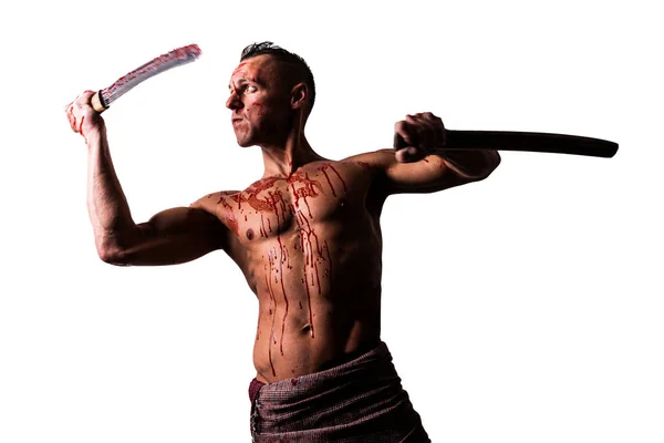 Un uomo atletico, nel sangue, con una spada giapponese, colpisce. Isolato su sfondo bianco . — Foto Stock