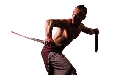 Kanlı ve Japon kılıçlı bir atletik adam dövüş teknikleri gösteriyor. Beyaz bir arkaplanda izole edilmiş.
